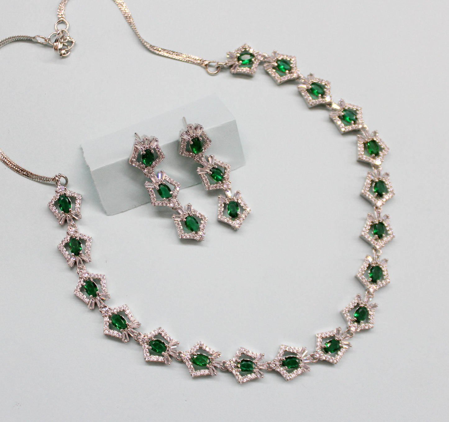 16232 Platinum green stone necklace