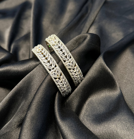 17158 GJ/ Diamond look Leaf design bangles