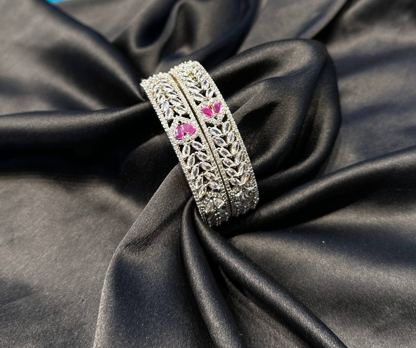 17158 GJ/ Diamond look Leaf design bangles