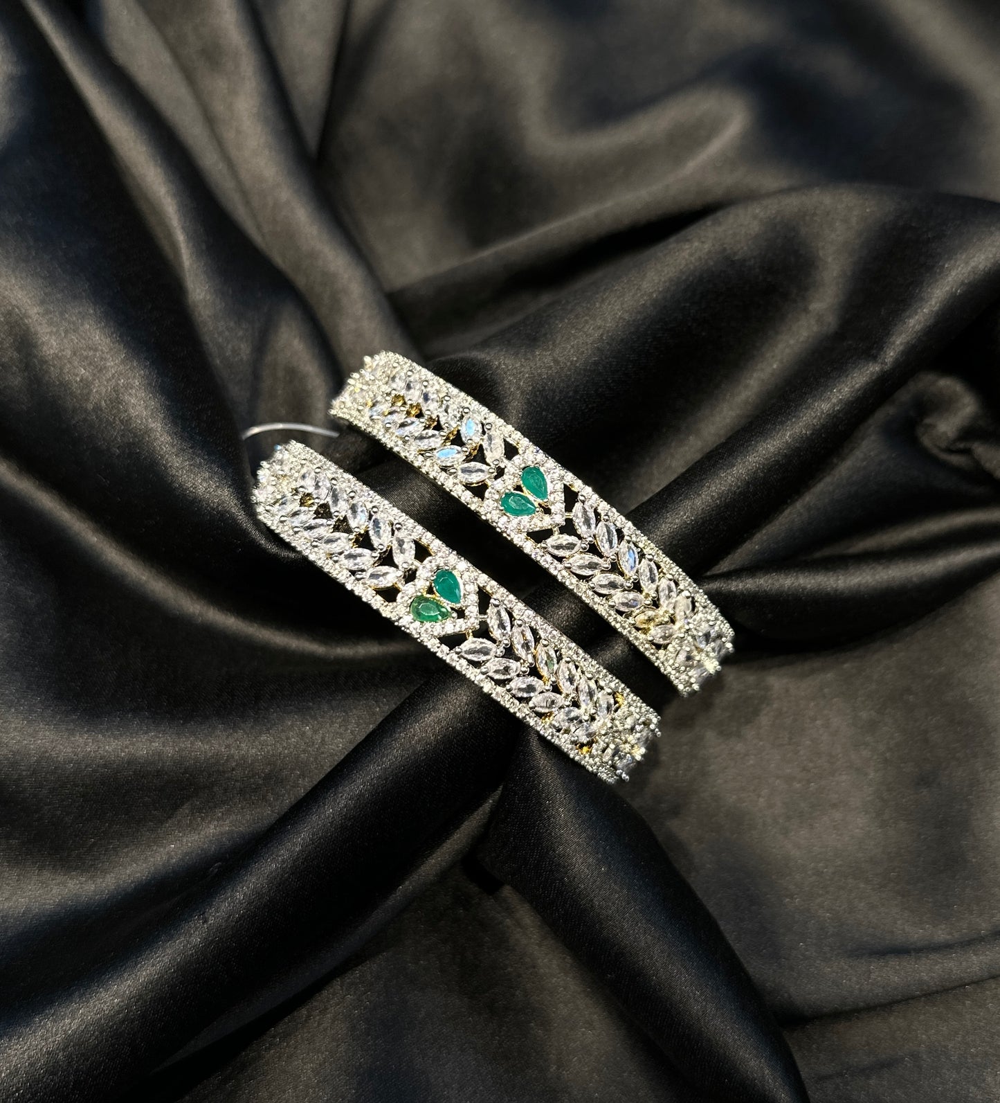 17158 GJ/ Diamond look Leaf design bangles