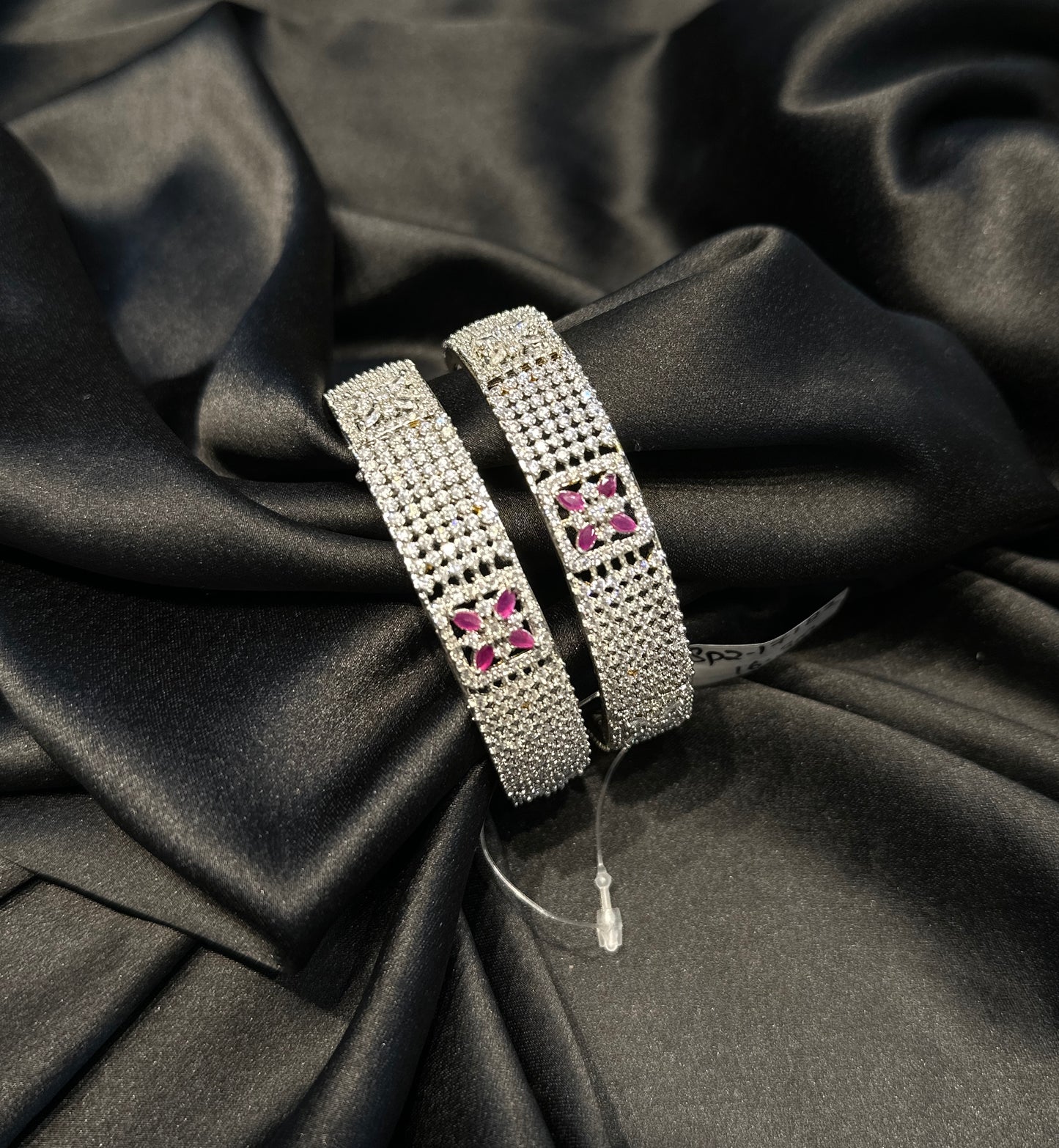 17182 GJ/ Diamond Look flower bangles