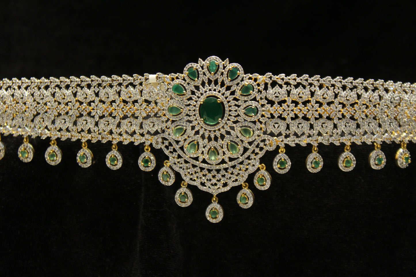 25101 GJ emerald stone vadannam