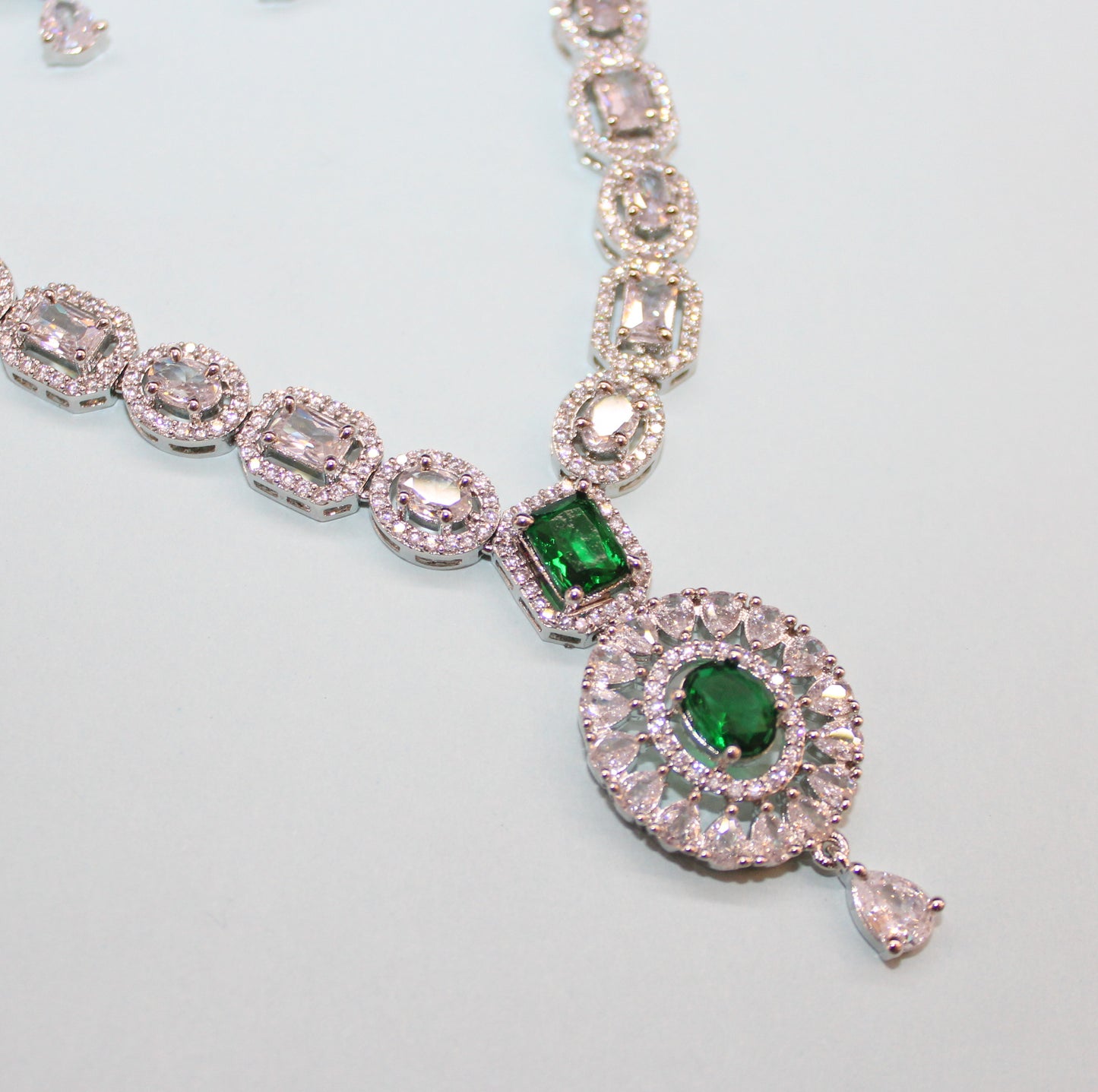 26880 Platinum necklace  green