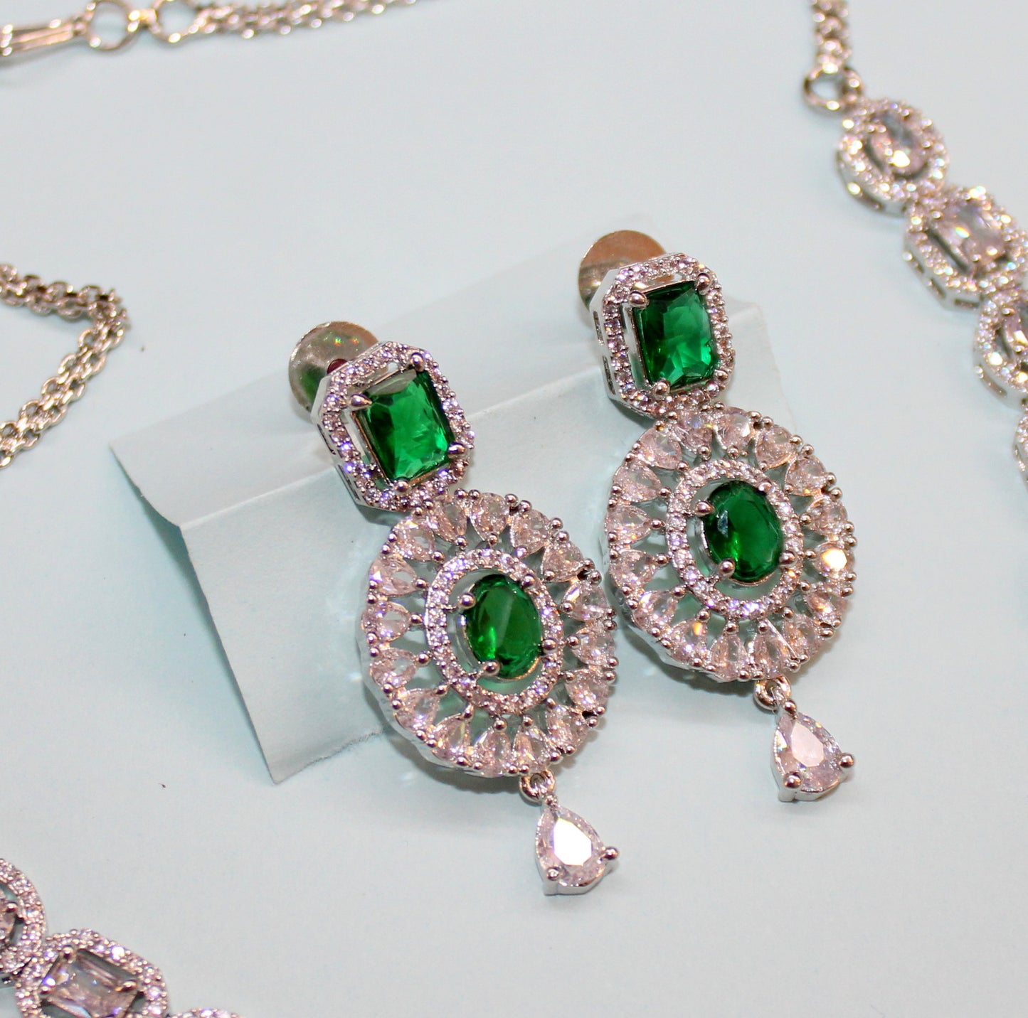 26880 Platinum necklace  green