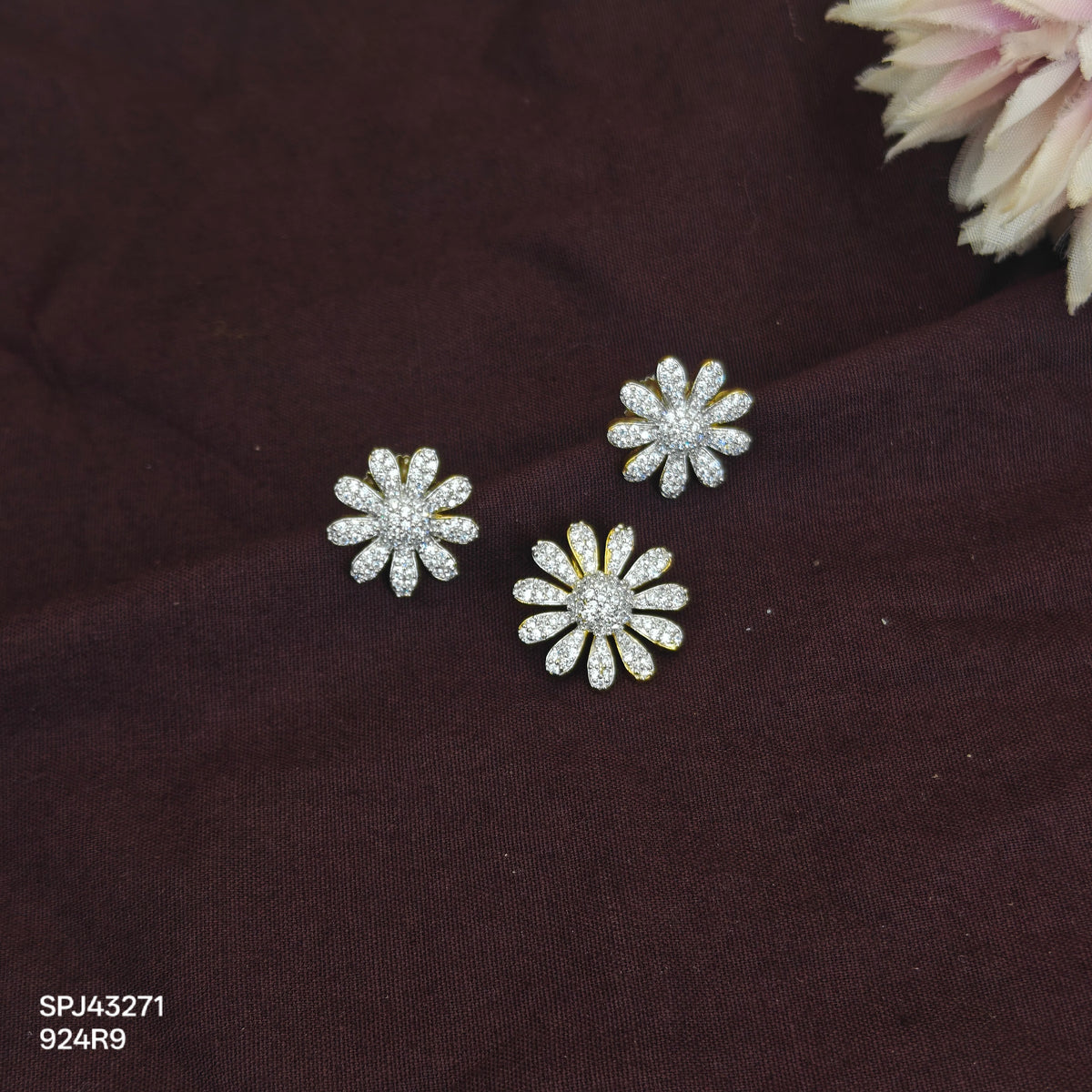 43271 GJ Diamond look flower pattern full white pendant set with push back earrings