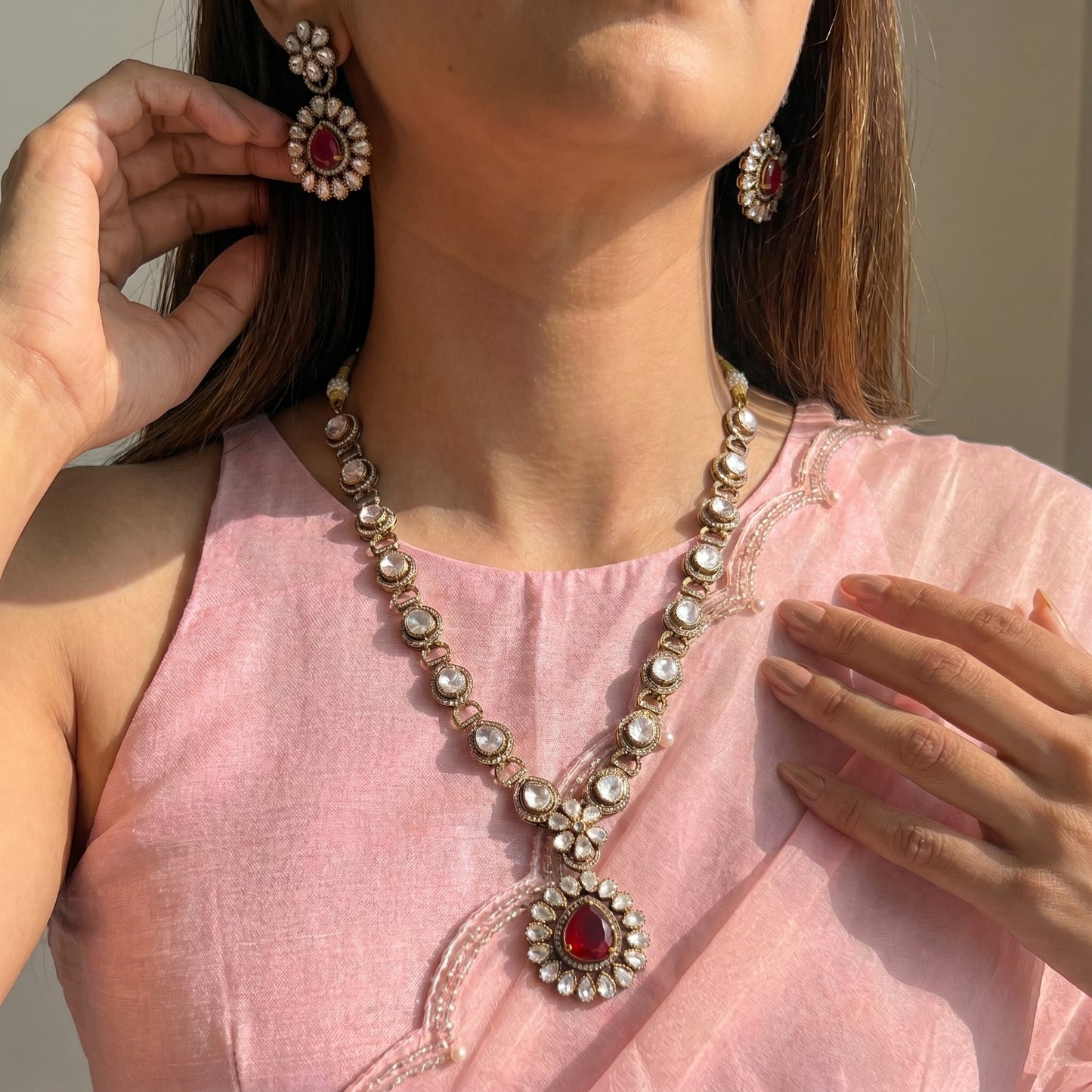 Single line moznite round stone red stone necklace