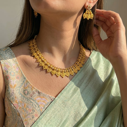 38512 Real Gold Look Lakshmi short Kasulu with screw back earrings