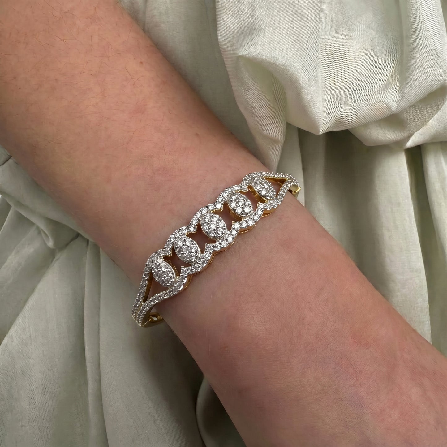 38848 GJ openable bracelet