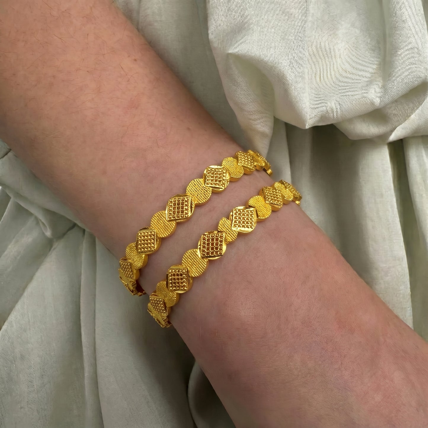 39447 Gold polish 2 bangle