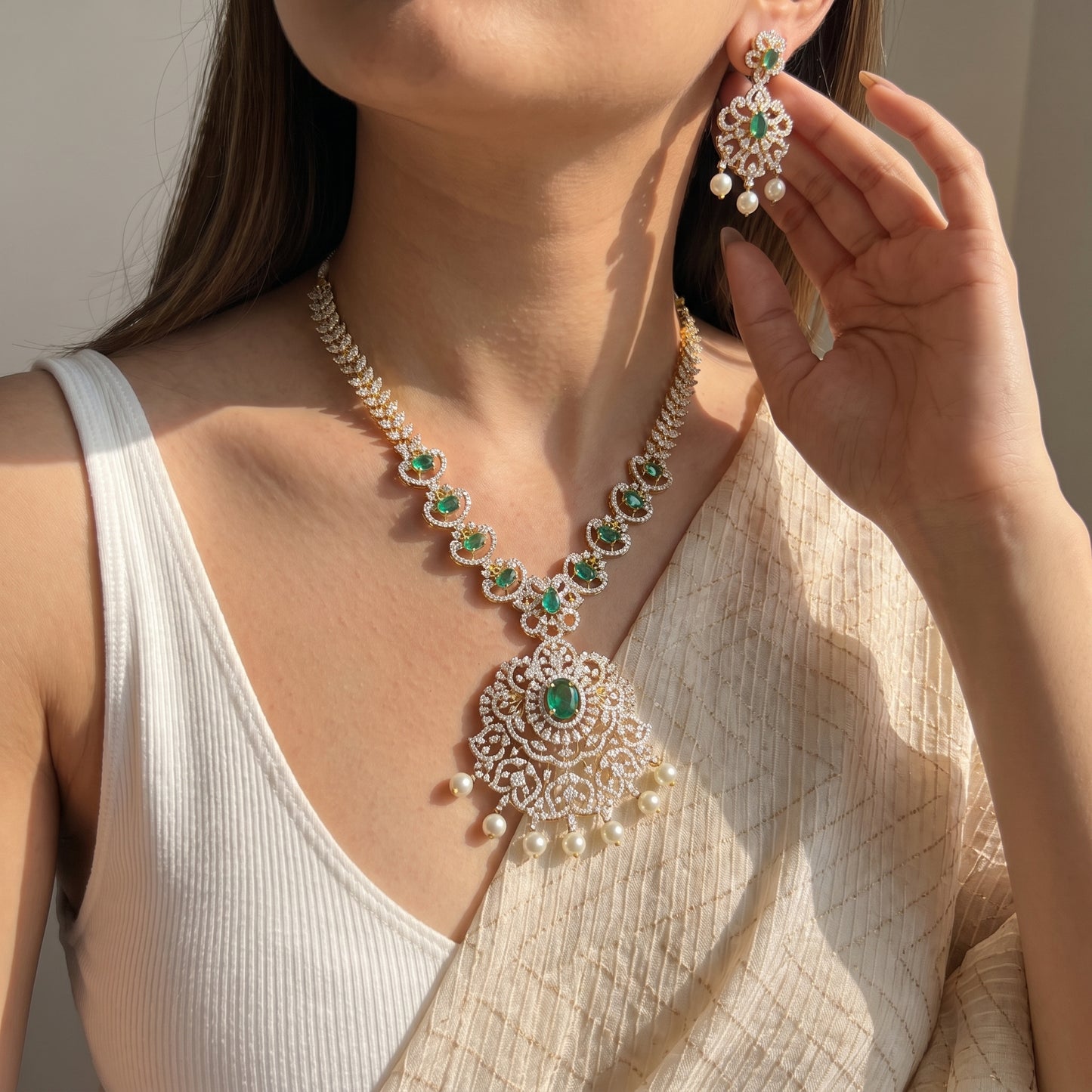 39617 Real Diamond Look detachable short necklace with emeralds