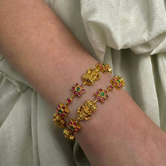 39859 Lakshmi Pota stone bangles with flower pattern