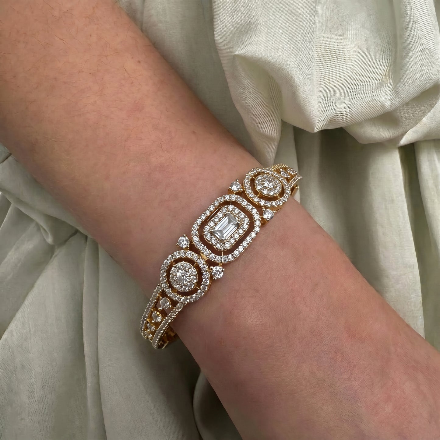 39896 Diamond Look Openable bracelet