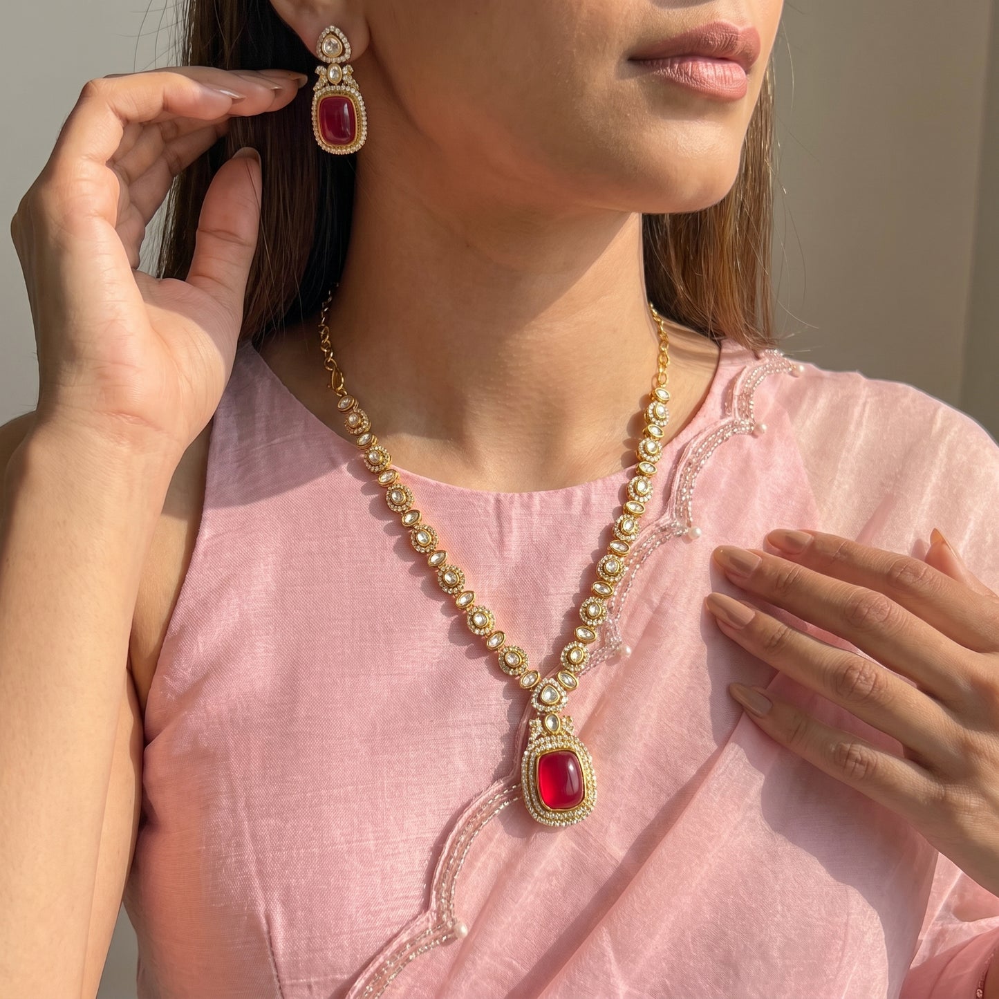 Victorian red short necklace with mozzonite stone
