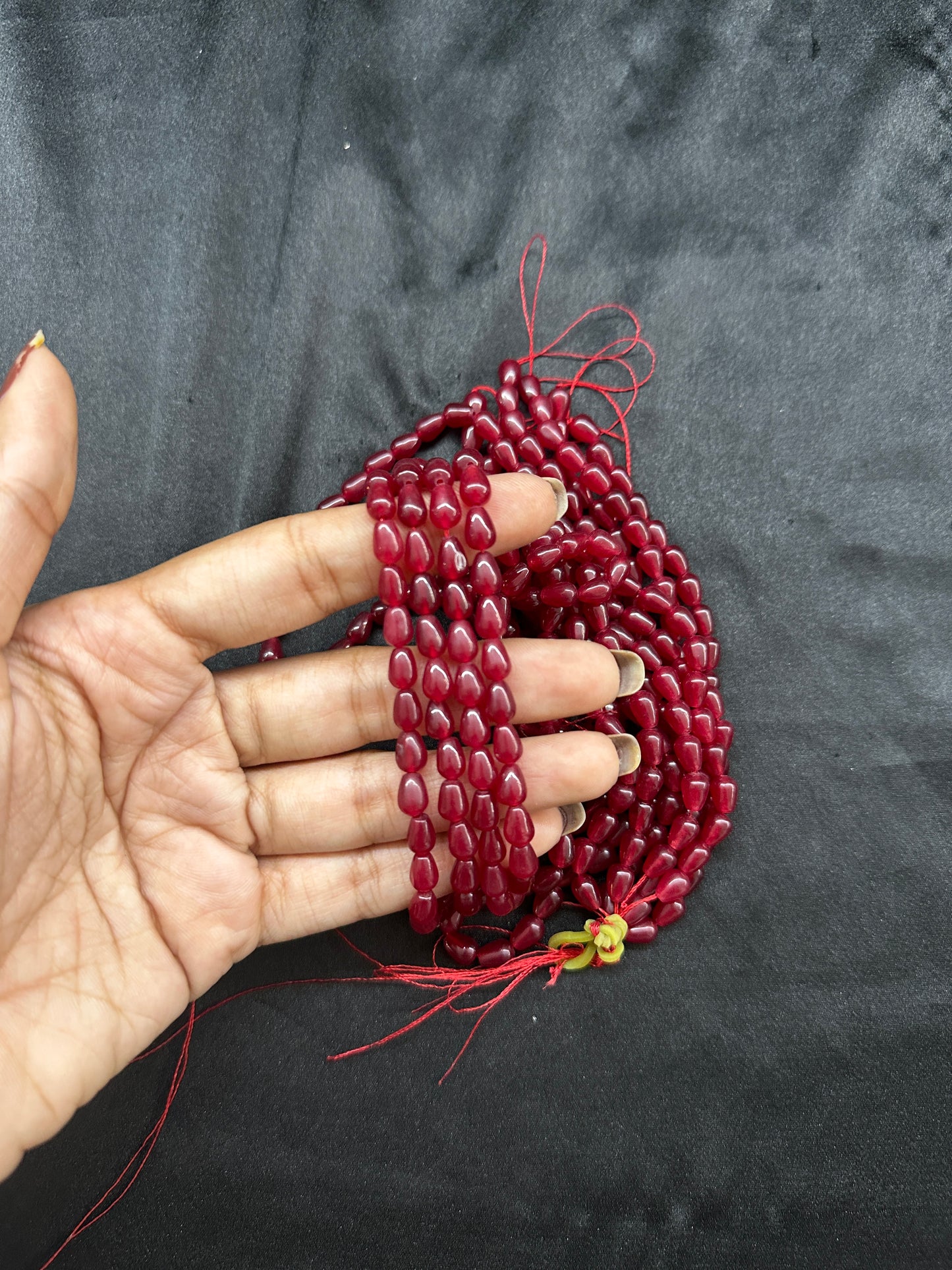 Maroon tear beads per line