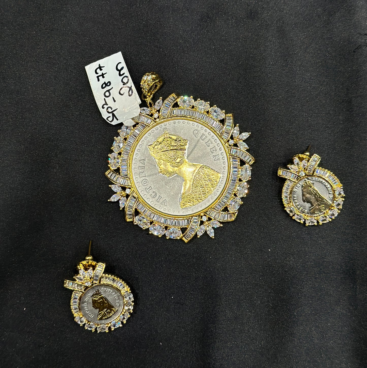 9877 Queen Victoria pendant set