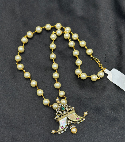 36471 Victorian tiger nail with pearl mala