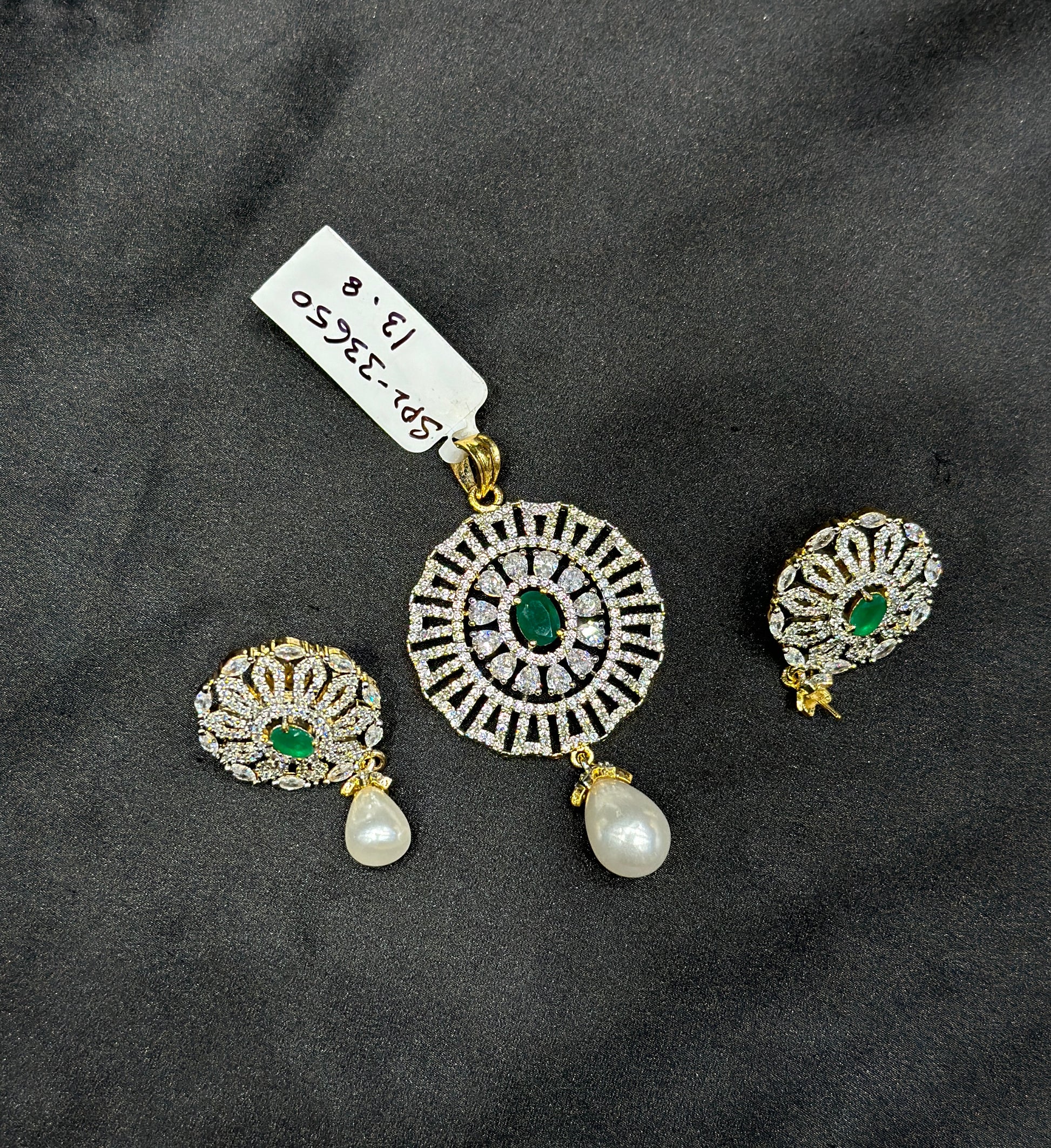 33650 Diamond look pendant set1