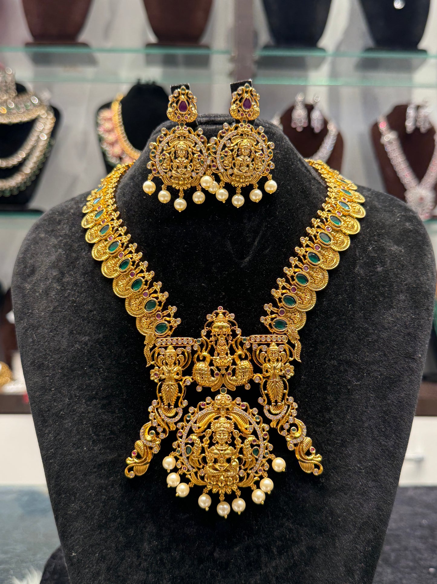 37797 Lakshmi Kasulu short necklace with emerald stones