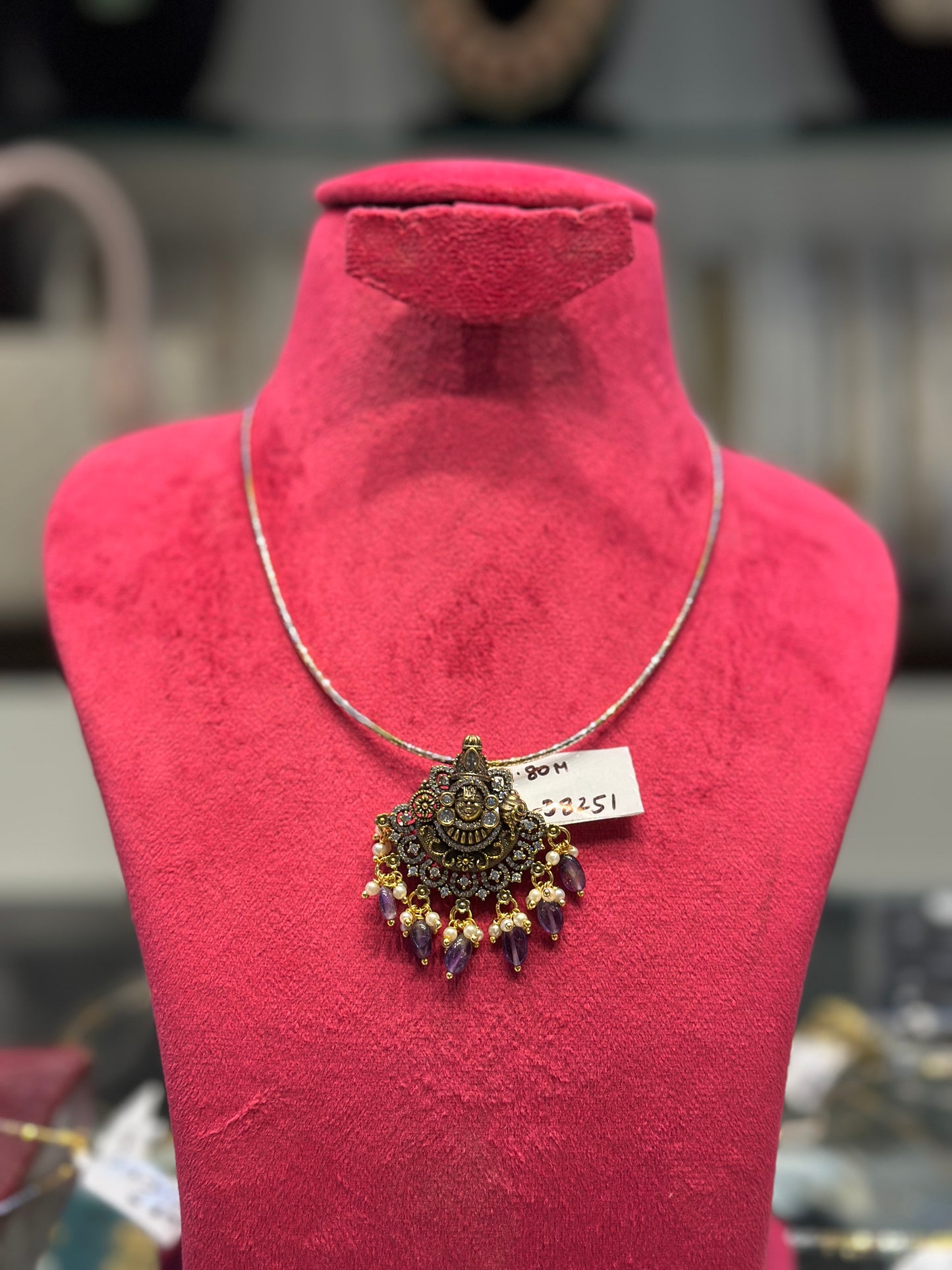 38251 Locket with chain