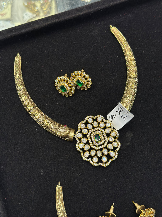 36270 Victorian kante with earrings