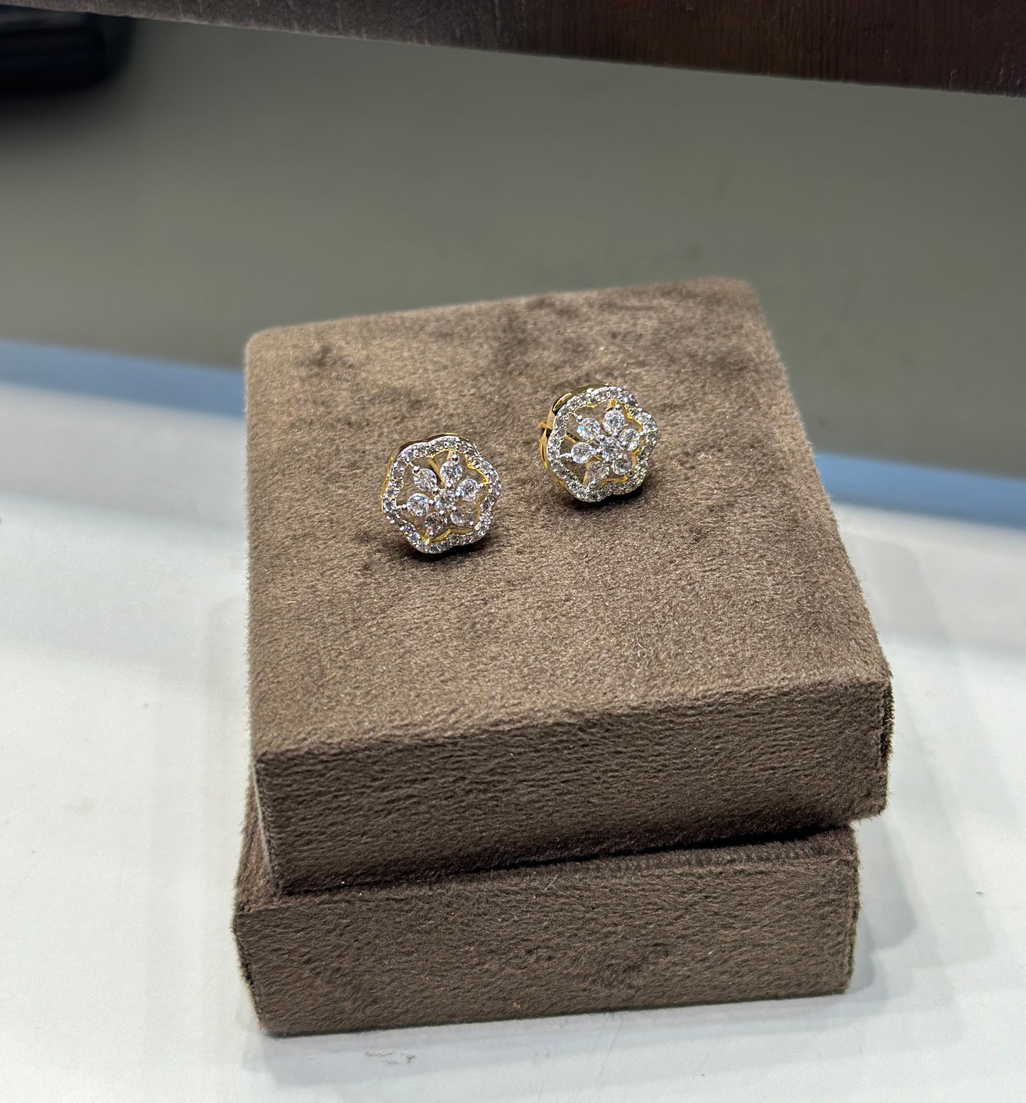 33628 Diamond look studs