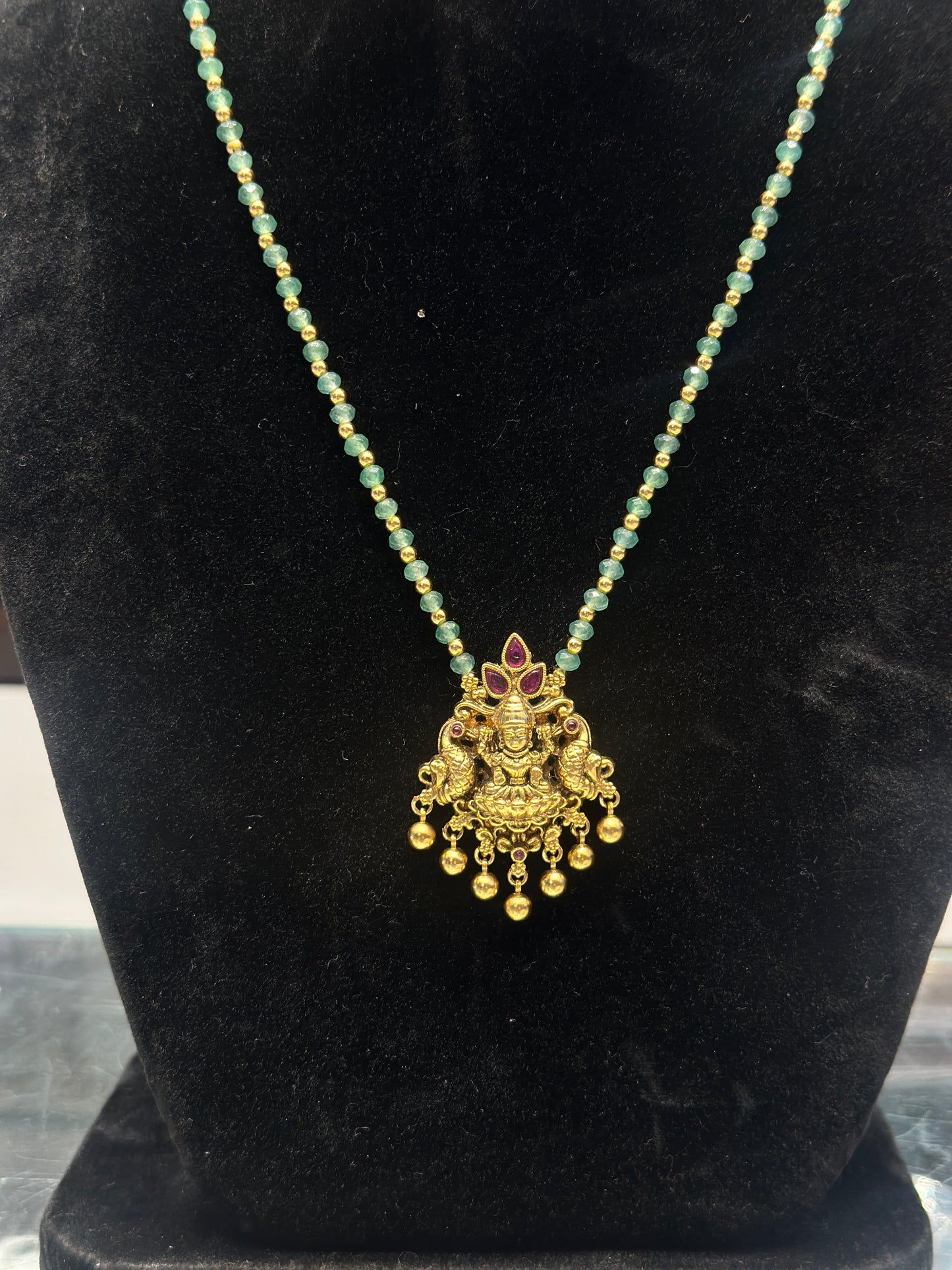 33863 Laxmi pendant green beads mala