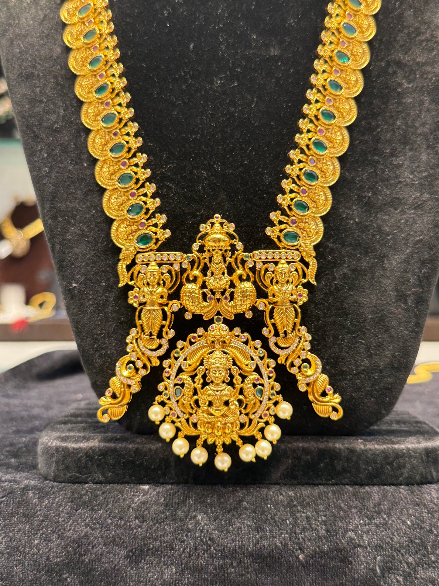 37797 Lakshmi Kasulu short necklace with emerald stones