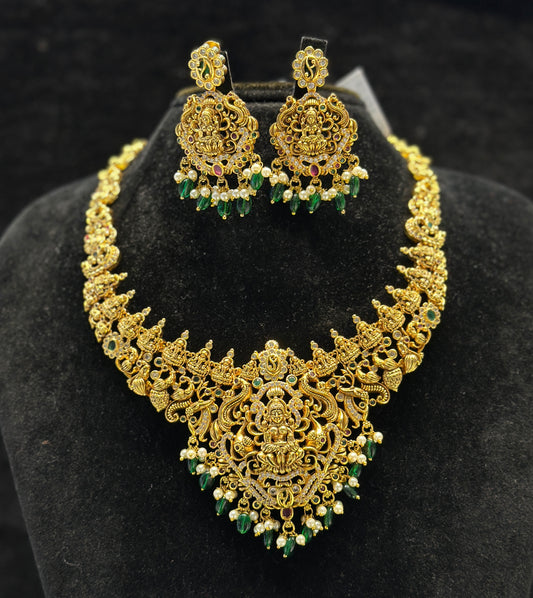 38522 Matte short necklace with screwback earrings