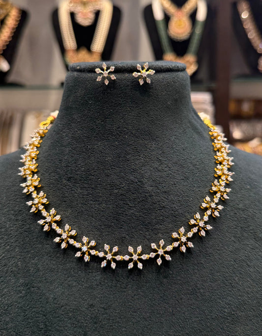 39496 / 40385 Star diamond look short necklace single line