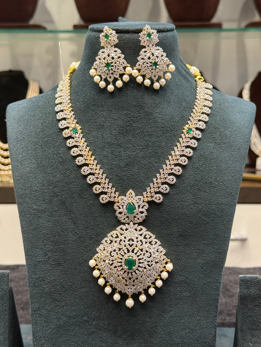38543 Real diamond look short necklace with emerald stones