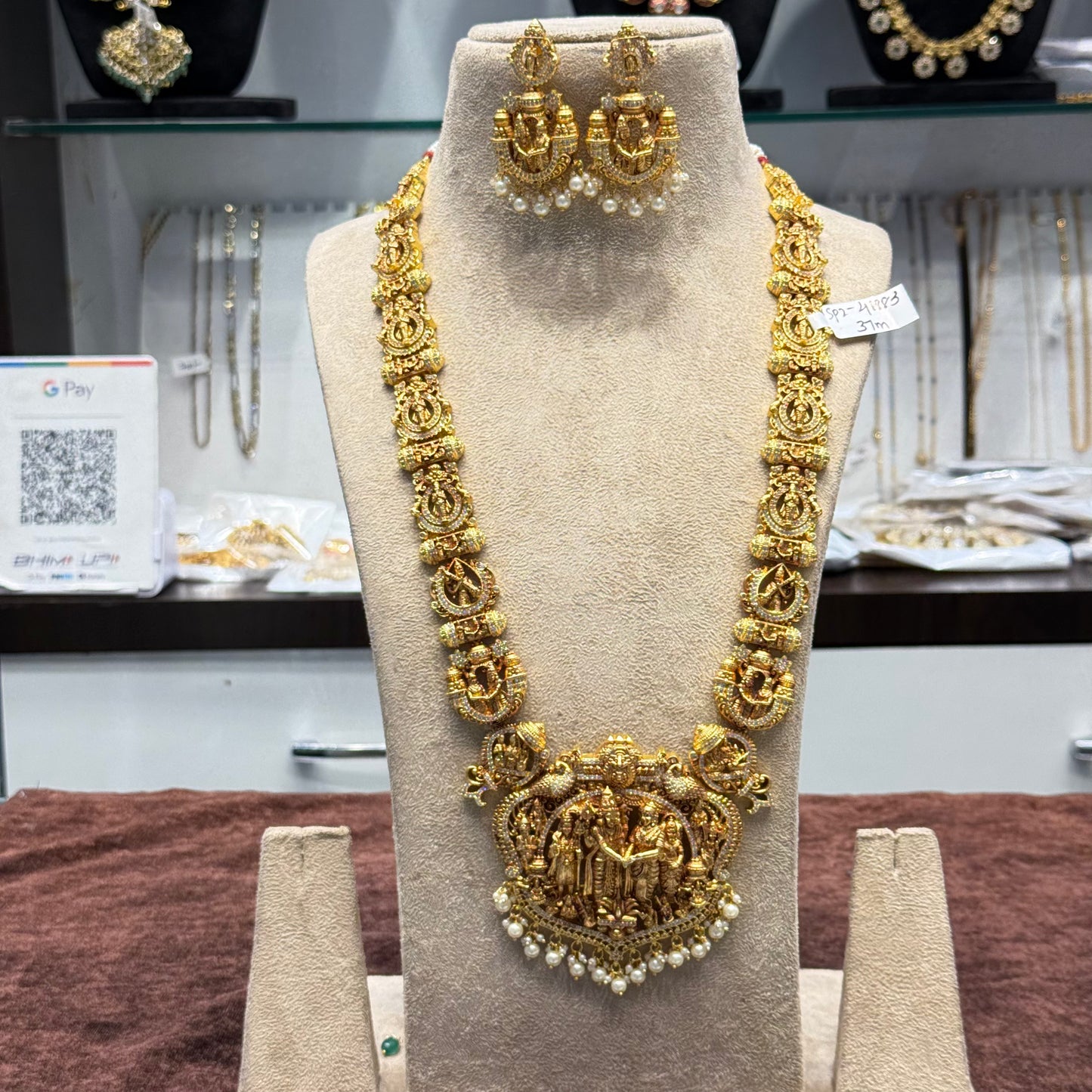41883 Gold replica Srinivasa kalyanam necklace with premium Gold look and screwback Chandbalis