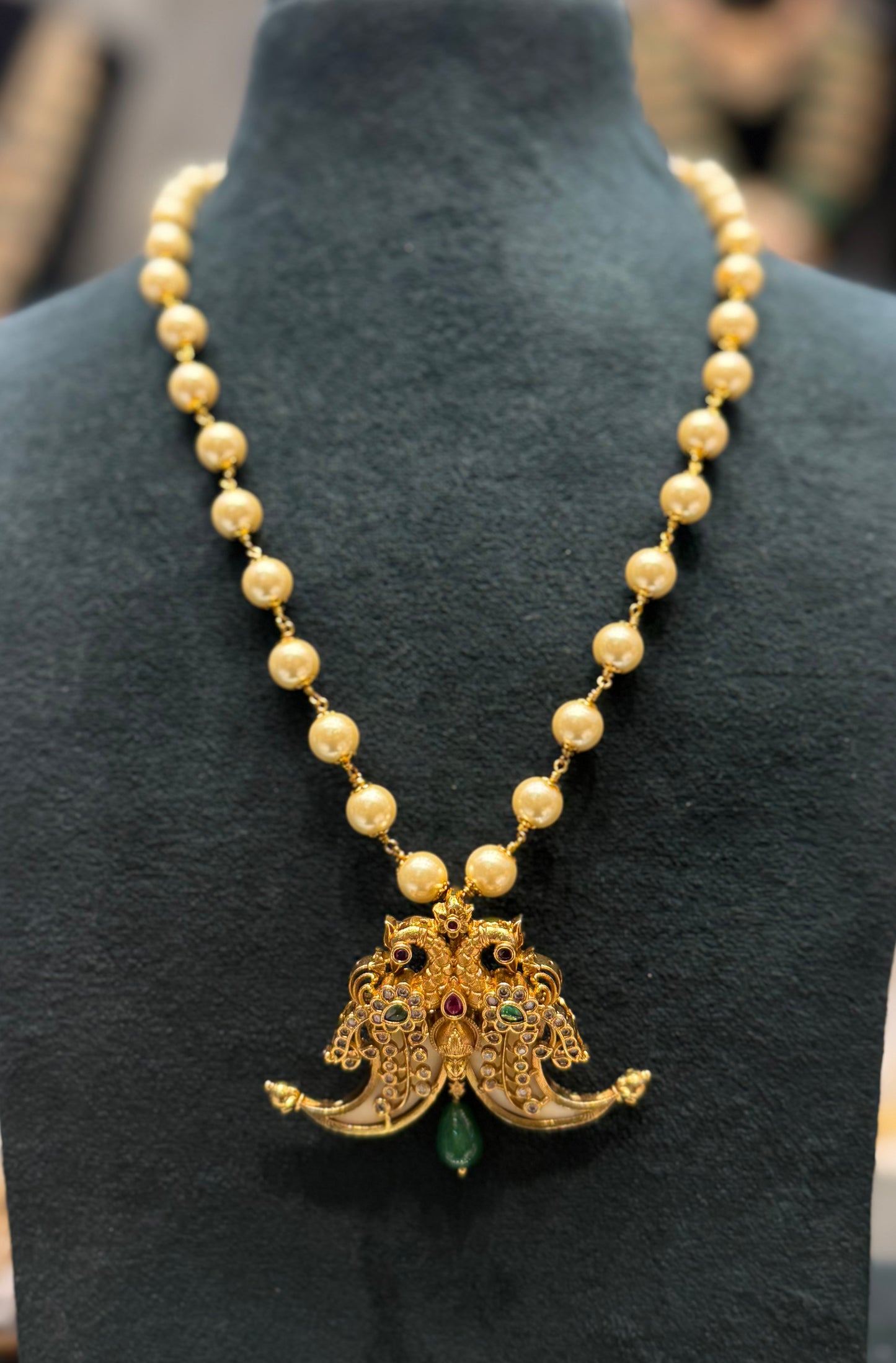 39060 double peacock tiger nail with Pearl Mala