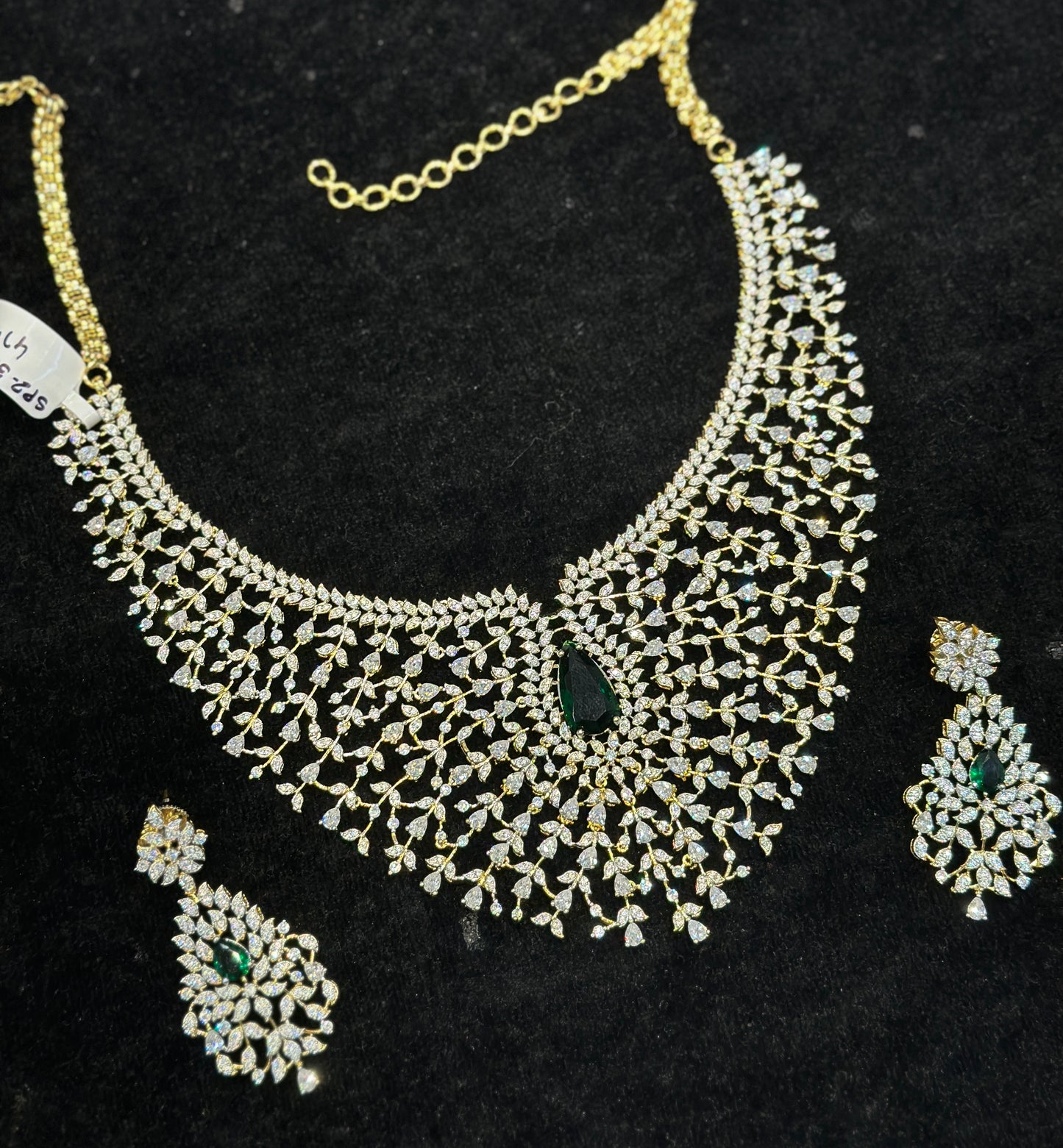 35520 Diamond look necklace