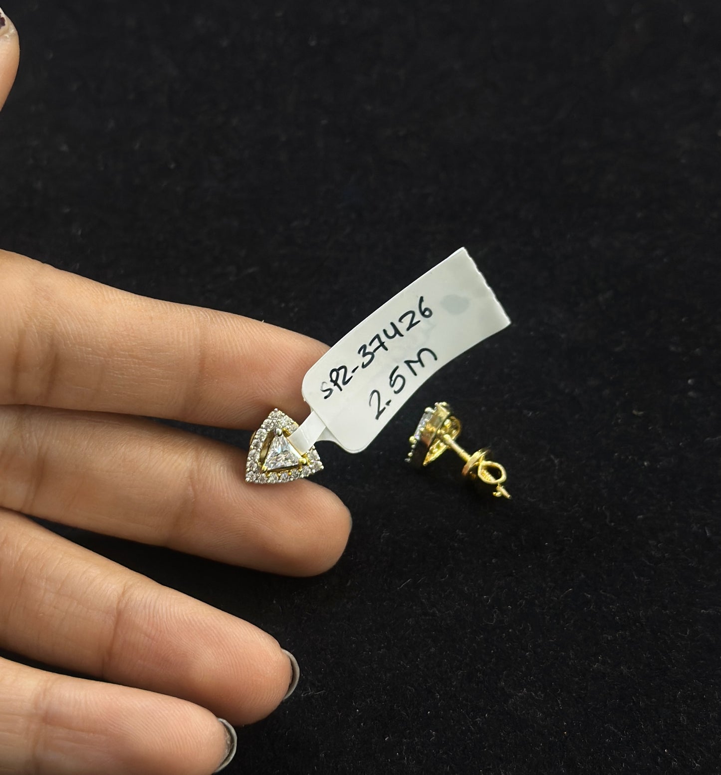 37428 Screwback triangle studs