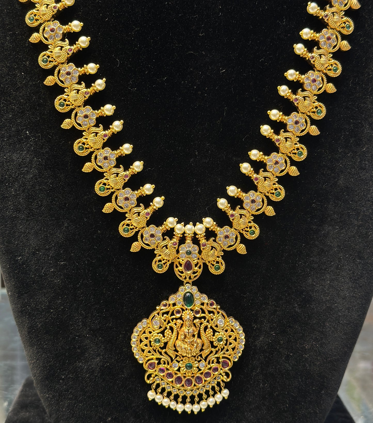 12318 Laxmi long necklace with screwback earrings