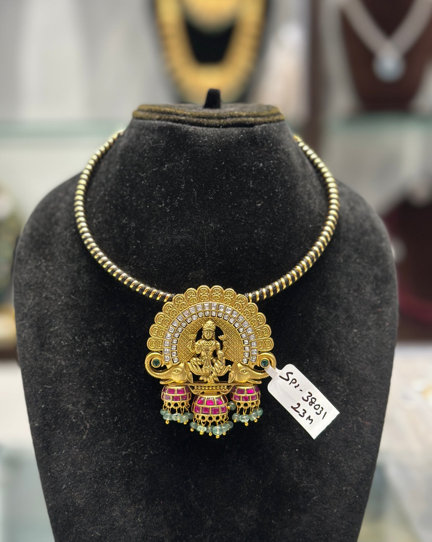 38031 Jadau pendant with black hasli