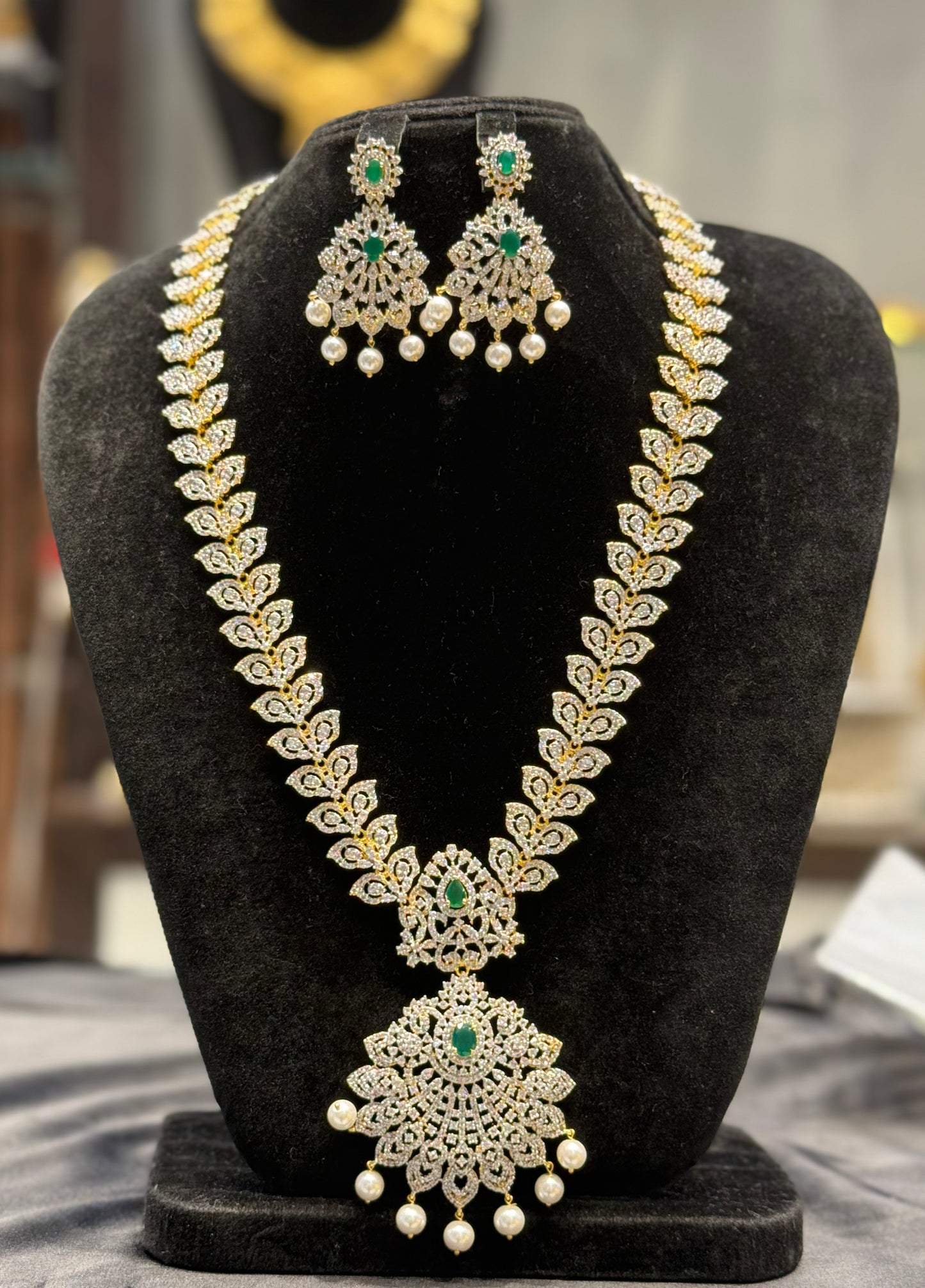 38505 GJ long necklace with emerald stones
