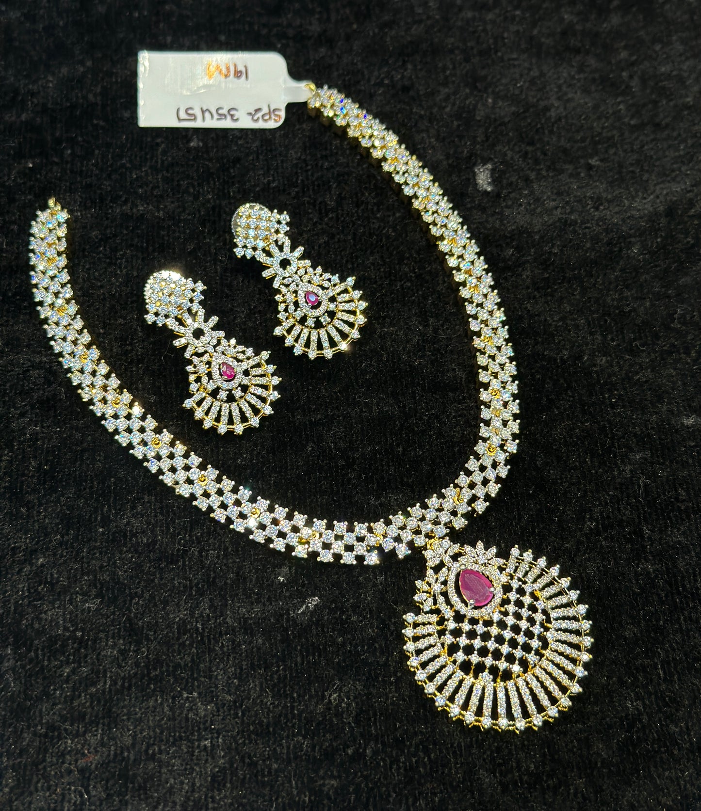 35451 Diamond look necklace