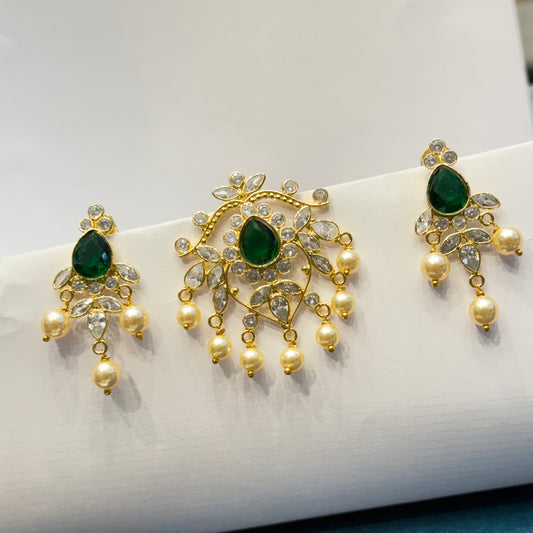 41303 Uncut stones emerald color pendant set with screwback earrings