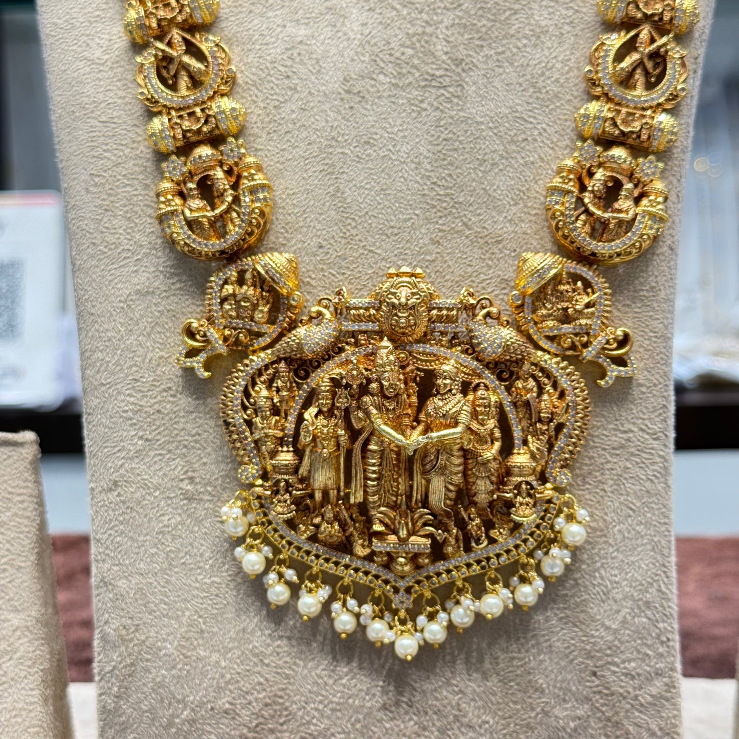 41883 Gold replica Srinivasa kalyanam necklace with premium Gold look and screwback Chandbalis