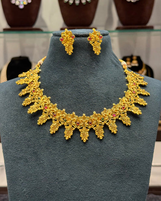 3335 Gold Look alike matte floral necklace