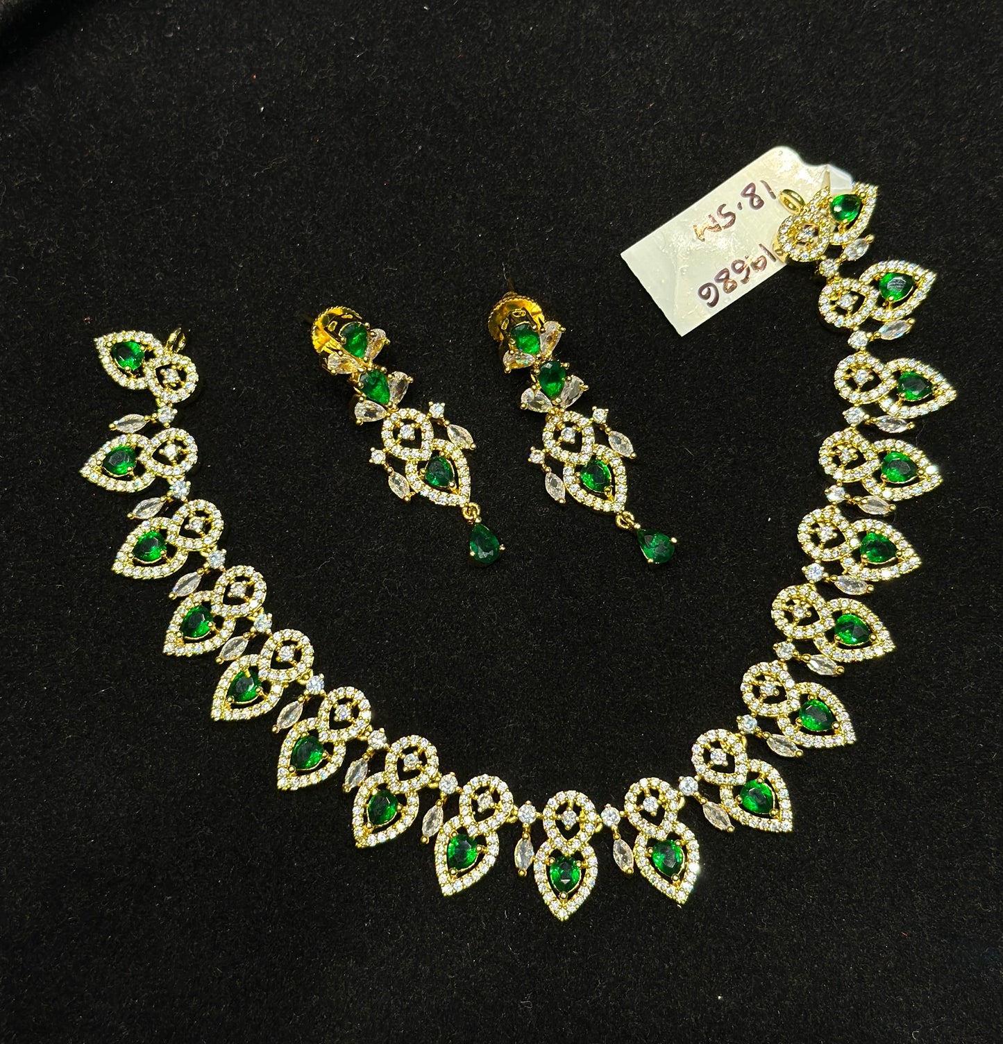 19686 Gold polish green stone necklace