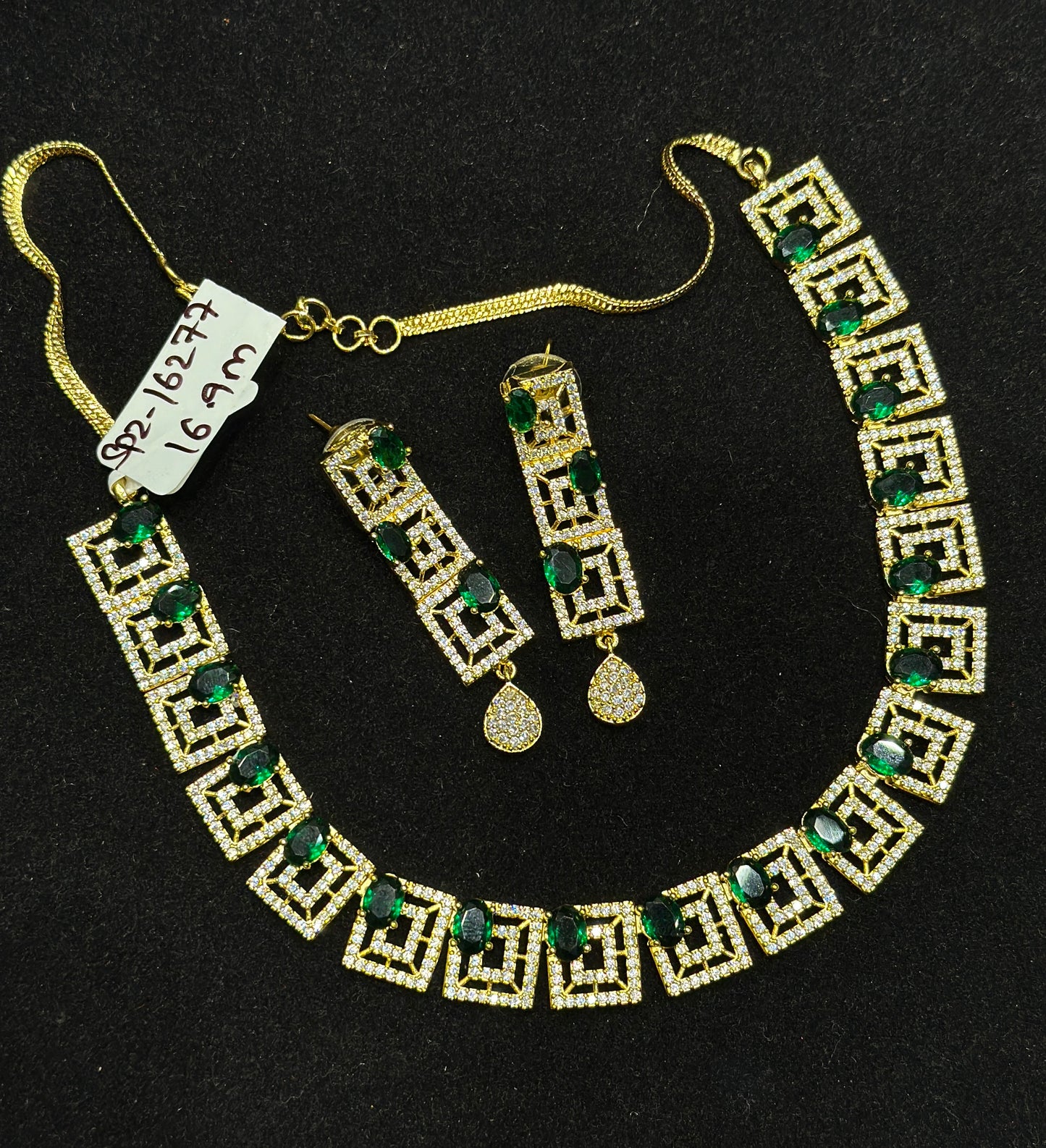 16277 Gold polish green stone necklace