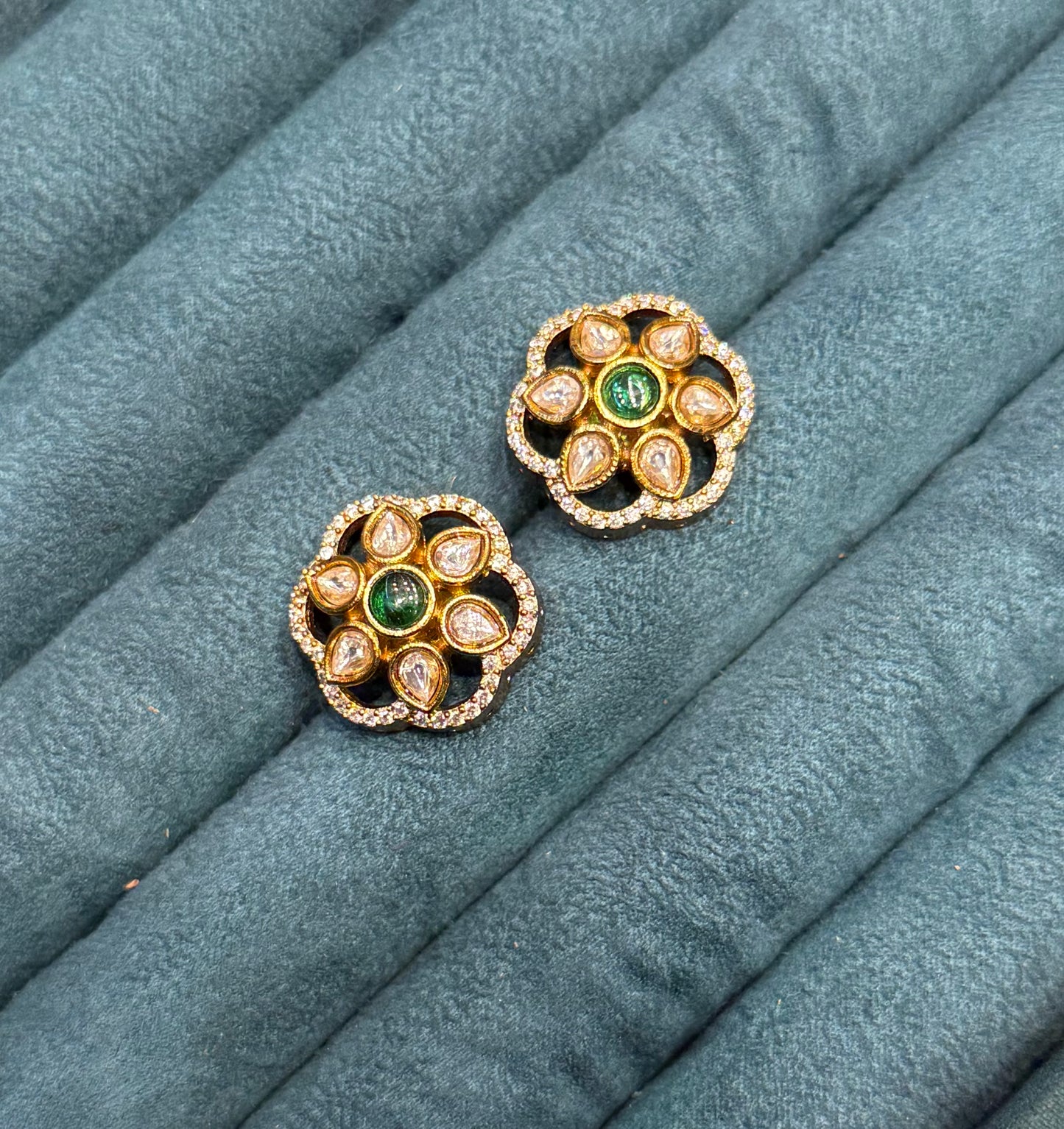 38964 Elegant Golden Floral Stud Earrings