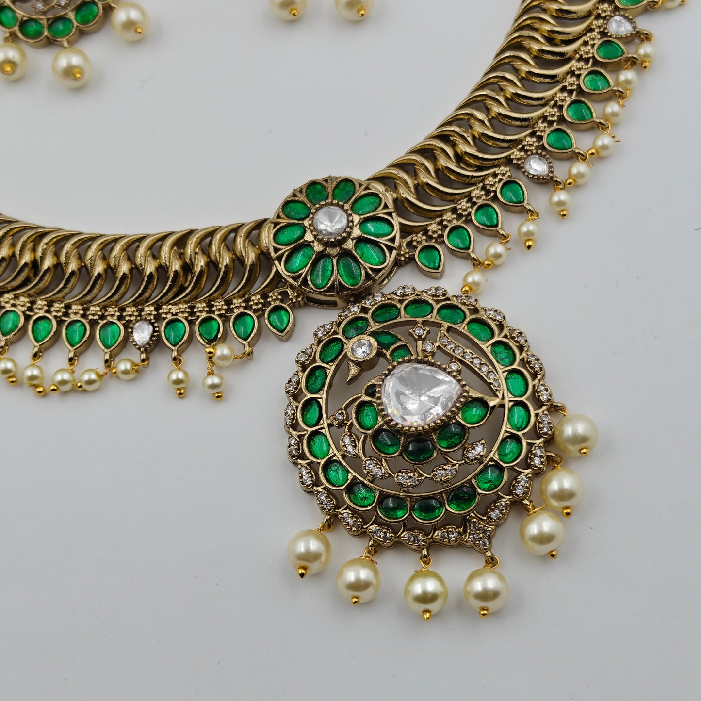 Victorian jalebi short green and moissanite stone necklace