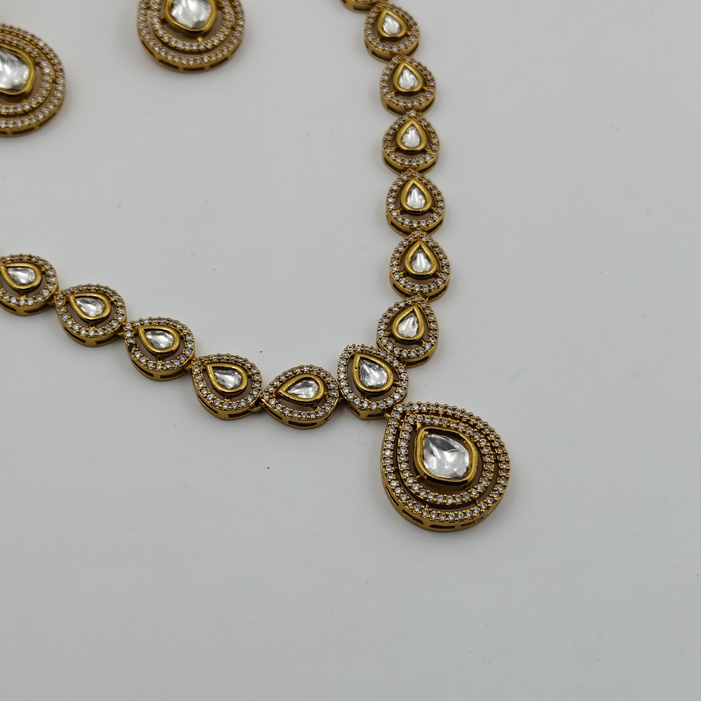 39173 / 39260 Victorian moissanite stones necklace with drop pattern