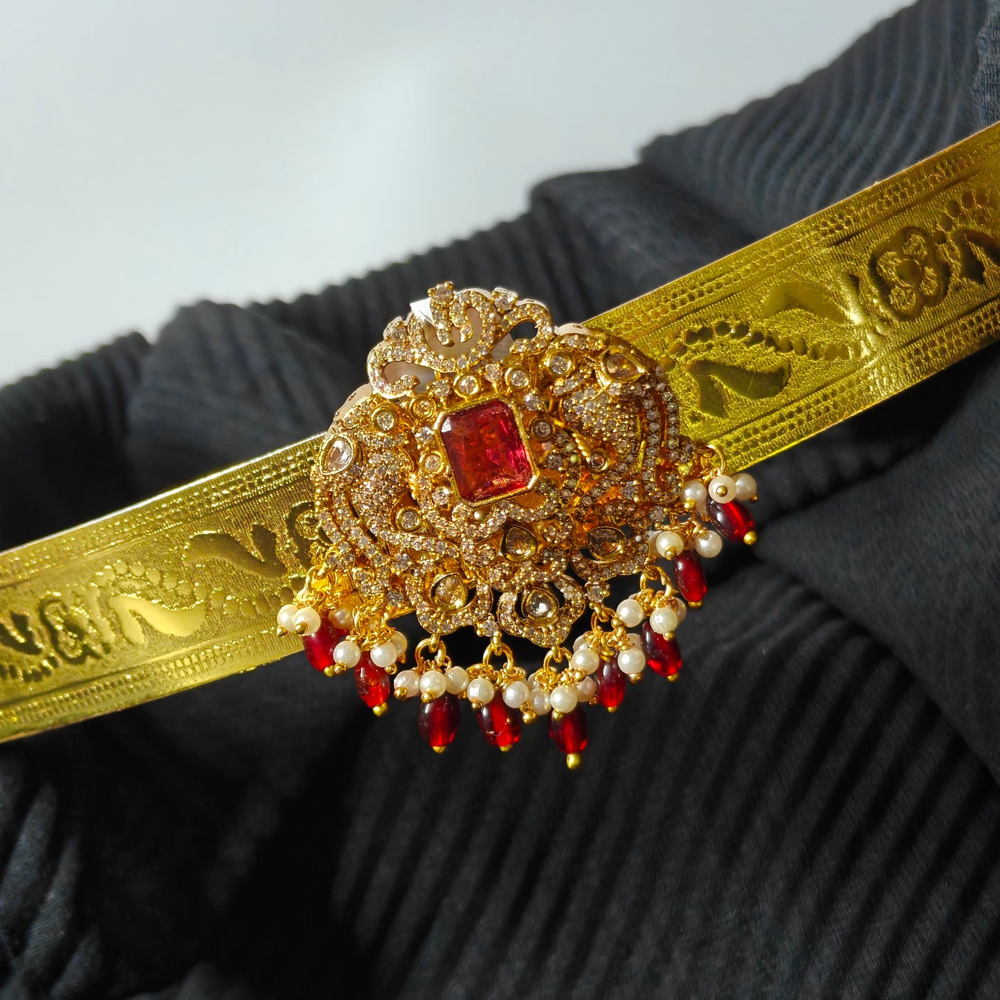 39822  plain belt with square stone locket