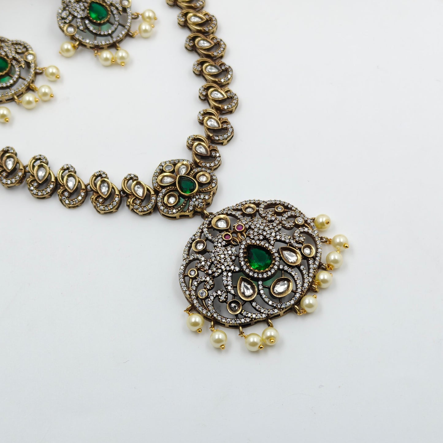 29438 Victorian peacock pattern short necklace