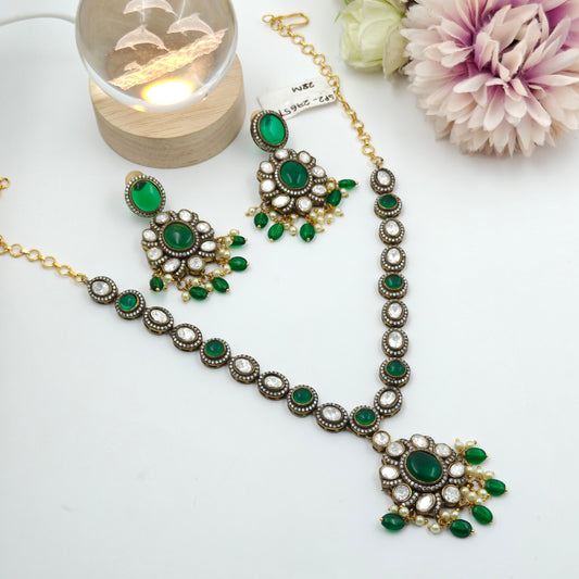 27651 Victorian green short necklace
