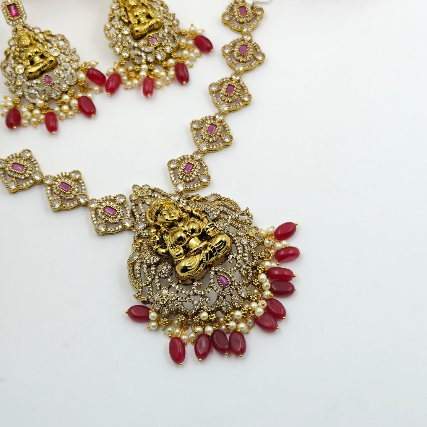 Victorian red short necklace with red beads
